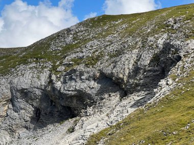 Melchsee Gölü veya Melch Gölü üzerinde kayalar ve kayalar ve Uri Alpler dağ kütlesi, Melchtal - Obwalden Kantonu, İsviçre (Kanton Obwald, Schweiz)