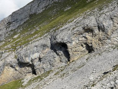Melchsee Gölü veya Melch Gölü üzerinde kayalar ve kayalar ve Uri Alpler dağ kütlesi, Melchtal - Obwalden Kantonu, İsviçre (Kanton Obwald, Schweiz)