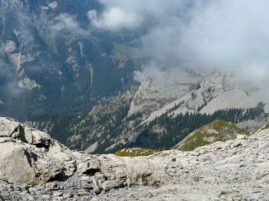 Melchsee Gölü veya Melch Gölü üzerinde kayalar ve kayalar ve Uri Alpler dağ kütlesi, Melchtal - Obwalden Kantonu, İsviçre (Kanton Obwald, Schweiz)