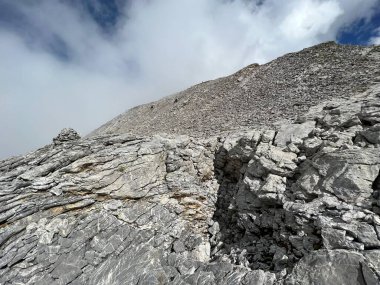 Melchsee Gölü veya Melch Gölü üzerinde kayalar ve kayalar ve Uri Alpler dağ kütlesi, Melchtal - Obwalden Kantonu, İsviçre (Kanton Obwald, Schweiz)