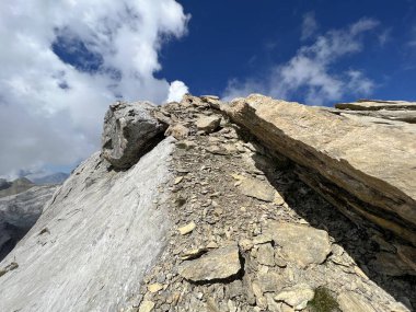 Melchsee Gölü veya Melch Gölü üzerinde kayalar ve kayalar ve Uri Alpler dağ kütlesi, Melchtal - Obwalden Kantonu, İsviçre (Kanton Obwald, Schweiz)
