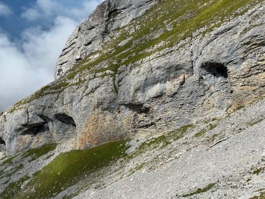 Melchsee Gölü veya Melch Gölü üzerinde kayalar ve kayalar ve Uri Alpler dağ kütlesi, Melchtal - Obwalden Kantonu, İsviçre (Kanton Obwald, Schweiz)
