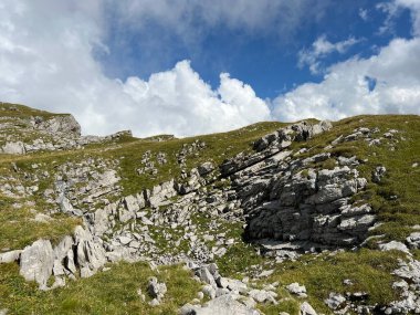 Melchsee Gölü veya Melch Gölü üzerinde kayalar ve kayalar ve Uri Alpler dağ kütlesi, Melchtal - Obwalden Kantonu, İsviçre (Kanton Obwald, Schweiz)