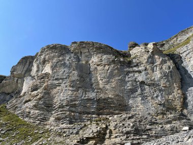 Melchsee Gölü veya Melch Gölü üzerinde kayalar ve kayalar ve Uri Alpler dağ kütlesi, Melchtal - Obwalden Kantonu, İsviçre (Kanton Obwald, Schweiz)