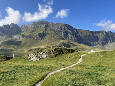 Melchtal Alp Vadisi 'nin yamaçlarında ve Uri Alp Dağları' nda yürüyüş, yürüyüş, spor ve dinlenme yolları, Kerns - Obwalden Kantonu, İsviçre (Kanton Obwald, Schweiz)