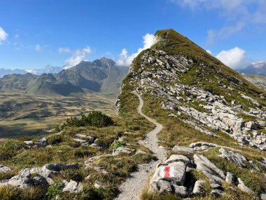 Melchtal Alp Vadisi 'nin yamaçlarında ve Uri Alp Dağları' nda yürüyüş, yürüyüş, spor ve dinlenme yolları, Kerns - Obwalden Kantonu, İsviçre (Kanton Obwald, Schweiz)