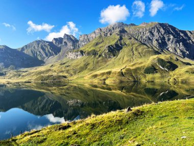 Uri Alp Dağları 'ndaki Melchsee ya da Melch Gölü, Kerns - Obwalden Kantonu, İsviçre (Kanton Obwald, Schweiz)