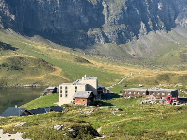 Melchsee Gölü kıyısındaki Frutt Lodge & Spa Melchsee Frutt Hotel Uri Alps dağ kütlesi, Melchtal - Obwalden Kantonu, İsviçre (Kanton Obwald, Schweiz)