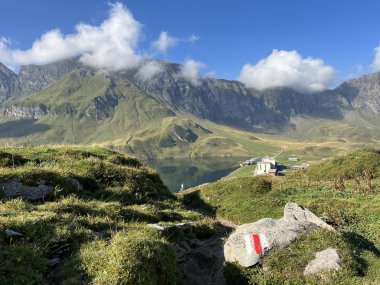 Melchtal Alp Vadisi 'nin yamaçlarında ve Uri Alp Dağları' nda bulunan Kerns Kantonu Obwalden, İsviçre (Kanton Obwald, Schweiz)