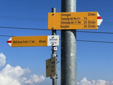 Melchtal Alp Vadisi 'nin yamaçlarında ve Uri Alp Dağları' nda bulunan Kerns Kantonu Obwalden, İsviçre (Kanton Obwald, Schweiz)