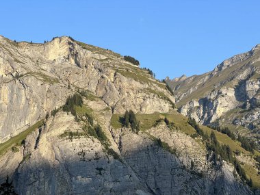 Uri Alp Dağları 'ndaki Melchsee ya da Melch Gölü' nün yukarısındaki Rocky alp zirveleri, Kerns - Obwalden Kantonu, İsviçre (Kanton Obwald, Schweiz)