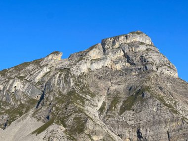 Uri Alp Dağları 'ndaki Melchsee ya da Melch Gölü' nün yukarısındaki Rocky alp zirveleri, Kerns - Obwalden Kantonu, İsviçre (Kanton Obwald, Schweiz)