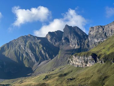 Uri Alp Dağları 'ndaki Melchsee ya da Melch Gölü' nün yukarısındaki Rocky alp zirveleri, Kerns - Obwalden Kantonu, İsviçre (Kanton Obwald, Schweiz)