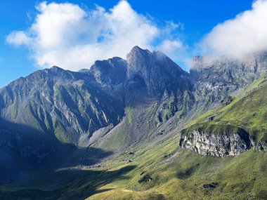 Uri Alp Dağları 'ndaki Melchsee ya da Melch Gölü' nün yukarısındaki Rocky alp zirveleri, Kerns - Obwalden Kantonu, İsviçre (Kanton Obwald, Schweiz)