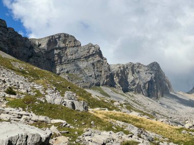 Uri Alp Dağları 'ndaki Melchsee ya da Melch Gölü' nün yukarısındaki Rocky alp zirveleri, Kerns - Obwalden Kantonu, İsviçre (Kanton Obwald, Schweiz)