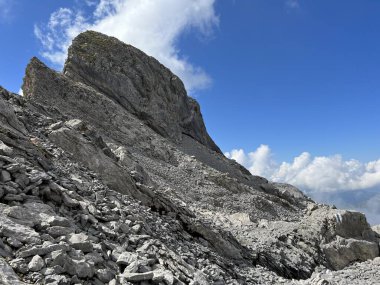 Alp tepeleri Chli Hohmad (2492 m) ve Gross Hohmad (2307 m) Tannensee Gölü 'nden (veya Tannen Gölü) ve Uri Alpleri dağ kütlesi Melchtal' de (Kanton Obwald, Schweiz)