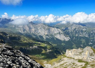 Alp Vadisi Melchtal, Grosse Melchaa nehri boyunca ve Uri Alpleri 'nde dağ kitlesi, Melchtal - Obwalden Kantonu, İsviçre (Kanton Obwald, Schweiz)
