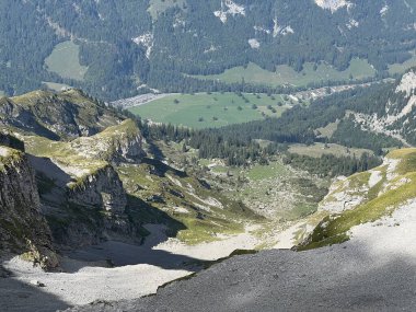 Alp Vadisi Melchtal, Grosse Melchaa nehri boyunca ve Uri Alpleri 'nde dağ kitlesi, Melchtal - Obwalden Kantonu, İsviçre (Kanton Obwald, Schweiz)