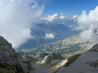 Alp Vadisi Melchtal, Grosse Melchaa nehri boyunca ve Uri Alpleri 'nde dağ kitlesi, Melchtal - Obwalden Kantonu, İsviçre (Kanton Obwald, Schweiz)