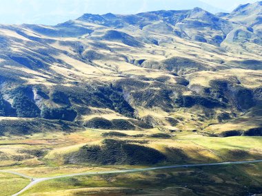 Uri Alp dağlarının yamaçlarındaki çayırlarda ve çayırlarda, Melchtal - Obwalden Kantonu, İsviçre (Kanton Obwald, Schweiz)