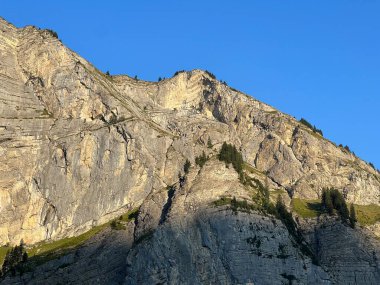 Uri Alp Dağları 'ndaki Melchsee ya da Melch Gölü' nün yukarısındaki Rocky alp zirveleri, Kerns - Obwalden Kantonu, İsviçre (Kanton Obwald, Schweiz)