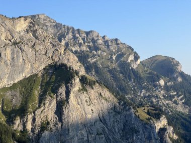 Uri Alp Dağları 'ndaki Melchsee ya da Melch Gölü' nün yukarısındaki Rocky alp zirveleri, Kerns - Obwalden Kantonu, İsviçre (Kanton Obwald, Schweiz)