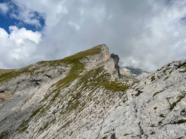 Uri Alp Dağları 'ndaki Melchsee ya da Melch Gölü' nün yukarısındaki Rocky alp zirveleri, Kerns - Obwalden Kantonu, İsviçre (Kanton Obwald, Schweiz)