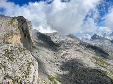 Uri Alp Dağları 'ndaki Melchsee ya da Melch Gölü' nün yukarısındaki Rocky alp zirveleri, Kerns - Obwalden Kantonu, İsviçre (Kanton Obwald, Schweiz)