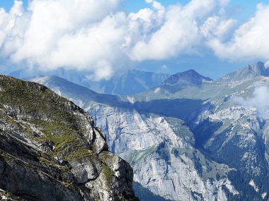 Uri Alp Dağları 'ndaki Melchsee ya da Melch Gölü' nün yukarısındaki Rocky alp zirveleri, Kerns - Obwalden Kantonu, İsviçre (Kanton Obwald, Schweiz)