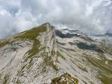 Uri Alp Dağları 'ndaki Melchsee ya da Melch Gölü' nün yukarısındaki Rocky alp zirveleri, Kerns - Obwalden Kantonu, İsviçre (Kanton Obwald, Schweiz)