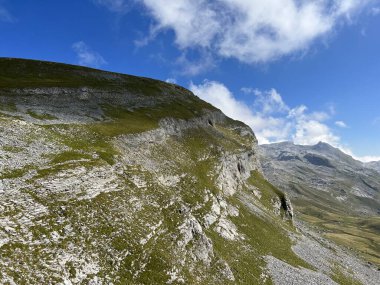 Alp tepeleri Chli Hohmad (2492 m) ve Gross Hohmad (2307 m) Tannensee Gölü 'nden (veya Tannen Gölü) ve Uri Alpleri dağ kütlesi Melchtal' de (Kanton Obwald, Schweiz)