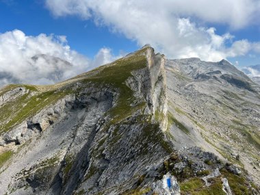 Alp tepeleri Chli Hohmad (2492 m) ve Gross Hohmad (2307 m) Tannensee Gölü 'nden (veya Tannen Gölü) ve Uri Alpleri dağ kütlesi Melchtal' de (Kanton Obwald, Schweiz)
