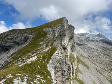 Alp tepeleri Chli Hohmad (2492 m) ve Gross Hohmad (2307 m) Tannensee Gölü 'nden (veya Tannen Gölü) ve Uri Alpleri dağ kütlesi Melchtal' de (Kanton Obwald, Schweiz)