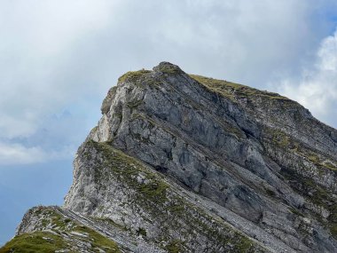 Alp tepeleri Chli Hohmad (2492 m) ve Gross Hohmad (2307 m) Tannensee Gölü 'nden (veya Tannen Gölü) ve Uri Alpleri dağ kütlesi Melchtal' de (Kanton Obwald, Schweiz)