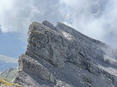Alp tepeleri Chli Hohmad (2492 m) ve Gross Hohmad (2307 m) Tannensee Gölü 'nden (veya Tannen Gölü) ve Uri Alpleri dağ kütlesi Melchtal' de (Kanton Obwald, Schweiz)