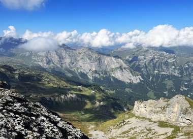 Alp Vadisi Melchtal, Grosse Melchaa nehri boyunca ve Uri Alpleri 'nde dağ kitlesi, Melchtal - Obwalden Kantonu, İsviçre (Kanton Obwald, Schweiz)