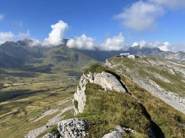 Uri Alp dağlarının yamaçlarındaki çayırlarda ve çayırlarda, Melchtal - Obwalden Kantonu, İsviçre (Kanton Obwald, Schweiz)
