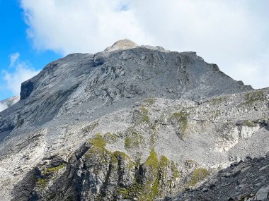 Alp zirvesi Barglen Schiben (2669 m) Tannensee Gölü 'nün (veya Tannen Gölü) üzerinde ve Uri Alpleri dağ kütlesi, Melchtal - Obwalden Kantonu, İsviçre (Kanton Obwald, Schweiz)