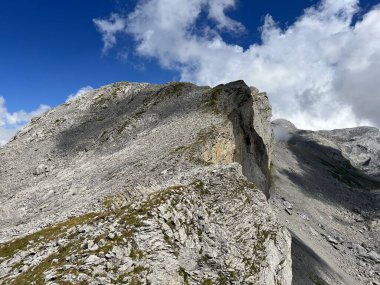 Alp zirvesi Barglen Schiben (2669 m) Tannensee Gölü 'nün (veya Tannen Gölü) üzerinde ve Uri Alpleri dağ kütlesi, Melchtal - Obwalden Kantonu, İsviçre (Kanton Obwald, Schweiz)