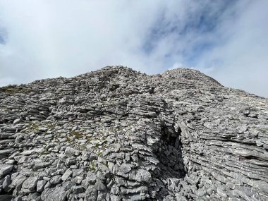 Alp zirvesi Barglen Schiben (2669 m) Tannensee Gölü 'nün (veya Tannen Gölü) üzerinde ve Uri Alpleri dağ kütlesi, Melchtal - Obwalden Kantonu, İsviçre (Kanton Obwald, Schweiz)