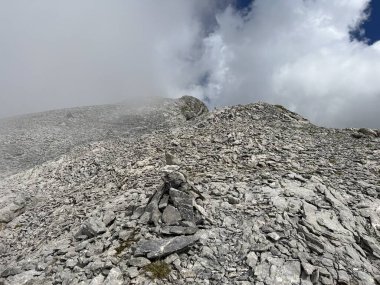 Alp zirvesi Barglen Schiben (2669 m) Tannensee Gölü 'nün (veya Tannen Gölü) üzerinde ve Uri Alpleri dağ kütlesi, Melchtal - Obwalden Kantonu, İsviçre (Kanton Obwald, Schweiz)