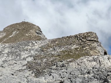 Alp zirvesi Barglen Schiben (2669 m) Tannensee Gölü 'nün (veya Tannen Gölü) üzerinde ve Uri Alpleri dağ kütlesi, Melchtal - Obwalden Kantonu, İsviçre (Kanton Obwald, Schweiz)