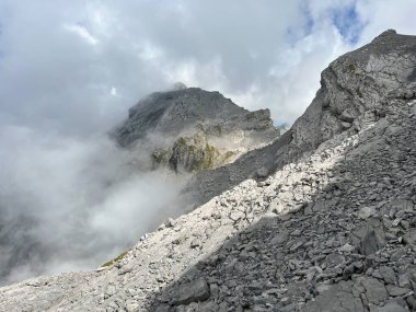 Alp zirvesi Barglen Schiben (2669 m) Tannensee Gölü 'nün (veya Tannen Gölü) üzerinde ve Uri Alpleri dağ kütlesi, Melchtal - Obwalden Kantonu, İsviçre (Kanton Obwald, Schweiz)