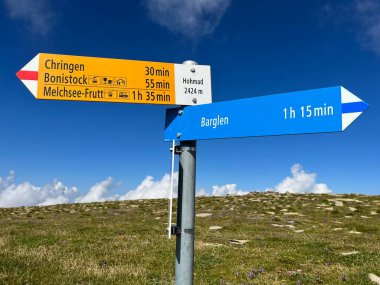 Uri Alpleri dağ kütlesindeki Barglen Schiben (2669 m) dağ zirvesine giden dağ yolu - Obwalden Kantonu, İsviçre (Alpine Route, Alpinweg oder Alpinwanderweg zum Berggipfel - Schweiz)