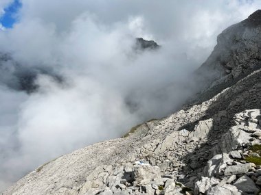 Uri Alpleri dağ kütlesindeki Barglen Schiben (2669 m) dağ zirvesine giden dağ yolu - Obwalden Kantonu, İsviçre (Alpine Route, Alpinweg oder Alpinwanderweg zum Berggipfel - Schweiz)