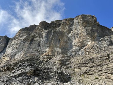 Melchsee Gölü veya Melch Gölü üzerinde kayalar ve kayalar ve Uri Alpler dağ kütlesi, Melchtal - Obwalden Kantonu, İsviçre (Kanton Obwald, Schweiz)