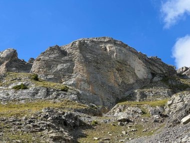 Melchsee Gölü veya Melch Gölü üzerinde kayalar ve kayalar ve Uri Alpler dağ kütlesi, Melchtal - Obwalden Kantonu, İsviçre (Kanton Obwald, Schweiz)