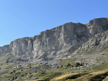 Melchsee Gölü veya Melch Gölü üzerinde kayalar ve kayalar ve Uri Alpler dağ kütlesi, Melchtal - Obwalden Kantonu, İsviçre (Kanton Obwald, Schweiz)