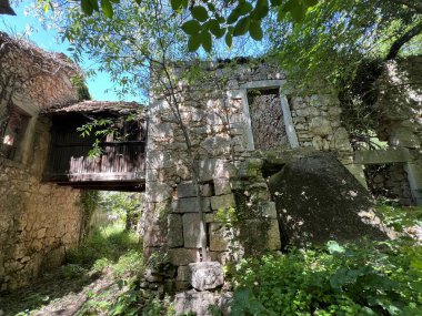 Eski terk edilmiş Stari Popovici (Knin, Hırvatistan) - Napusteni zaselak Stari Popovici ili Staro selo Popovici kod Knina (Biskupija, Hırvatistan))