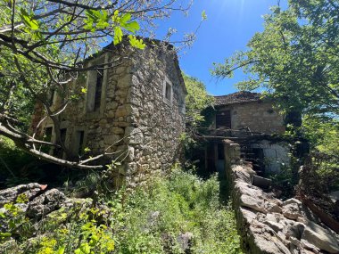 Eski terk edilmiş Stari Popovici (Knin, Hırvatistan) - Napusteni zaselak Stari Popovici ili Staro selo Popovici kod Knina (Biskupija, Hırvatistan))